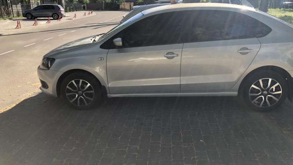 Volkswagen Polo Sedan 4