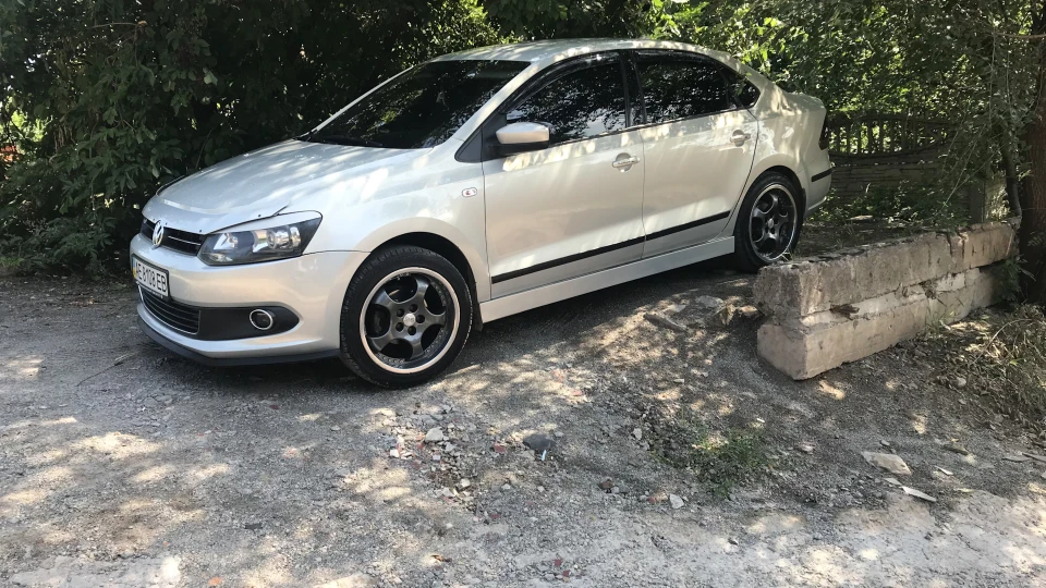 Volkswagen Polo Sedan 3