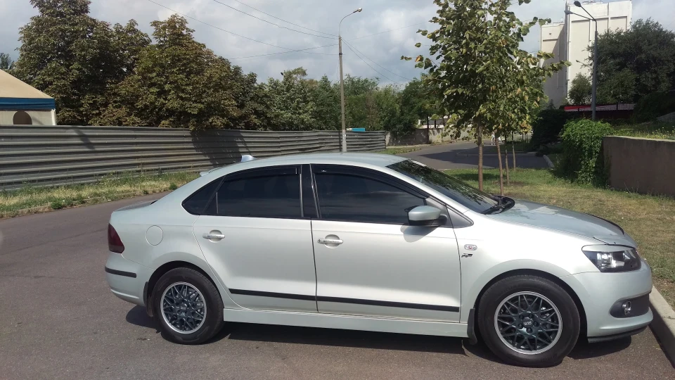 Volkswagen Polo Sedan 5