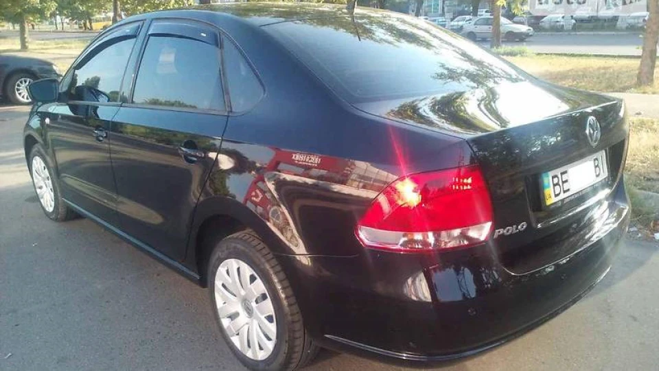 Volkswagen Polo Sedan 1.6 Deep Black 16V 3