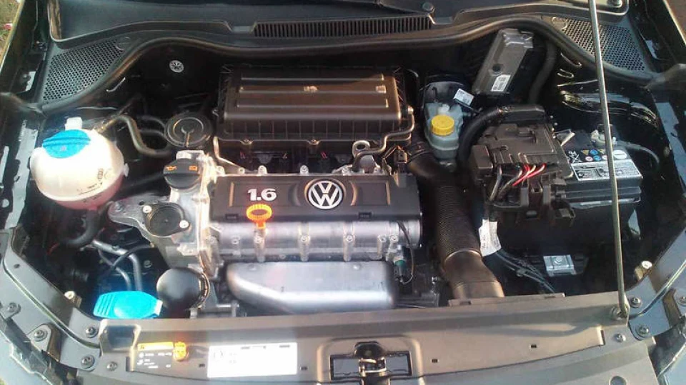 Volkswagen Polo Sedan 1.6 Deep Black 16V 4