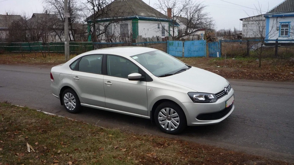 Volkswagen Polo Sedan бежевий металік 4
