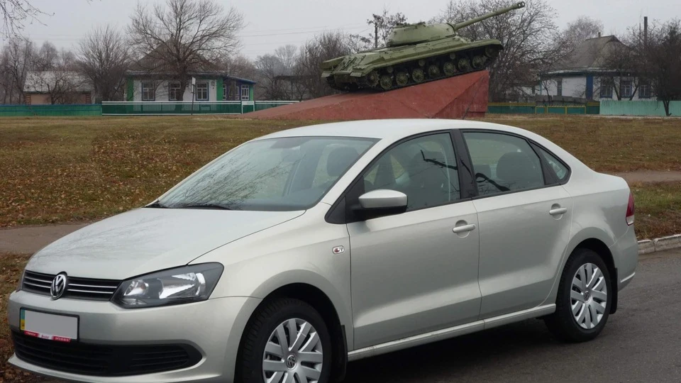 Volkswagen Polo Sedan бежевий металік 5