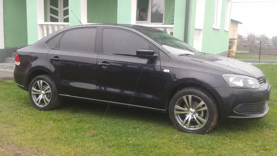 Volkswagen Polo Sedan чорний металік 2
