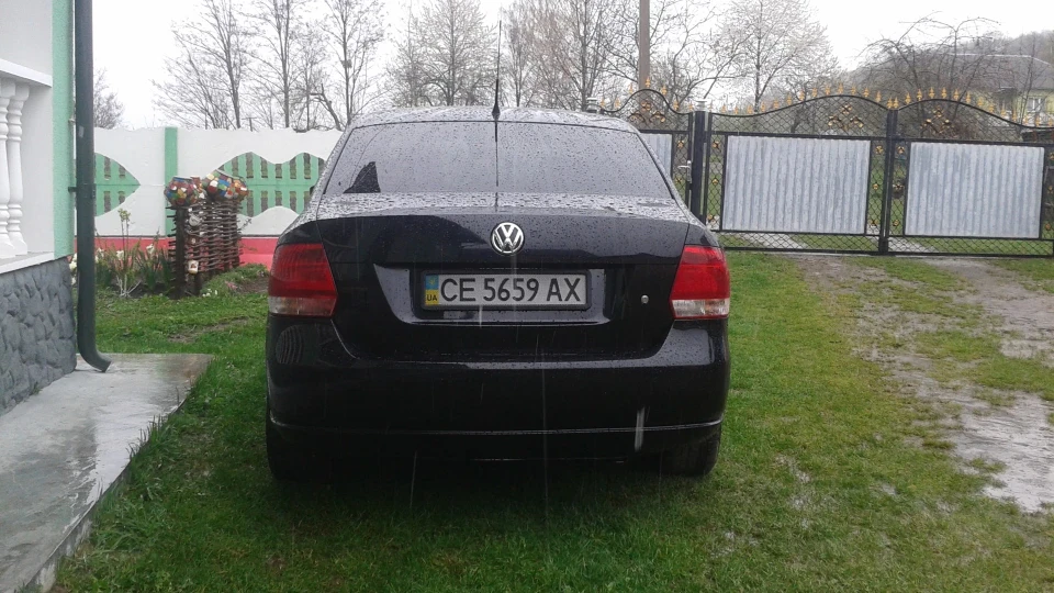Volkswagen Polo Sedan чорний металік 3