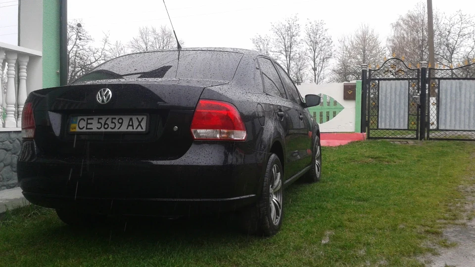 Volkswagen Polo Sedan чорний металік 4