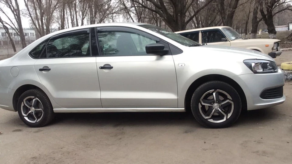 Volkswagen Polo Sedan Шукаю хром пакет!