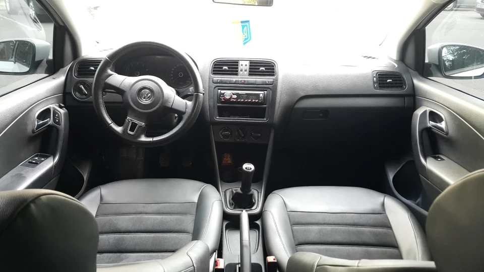 Volkswagen Polo Sedan White Vag 2