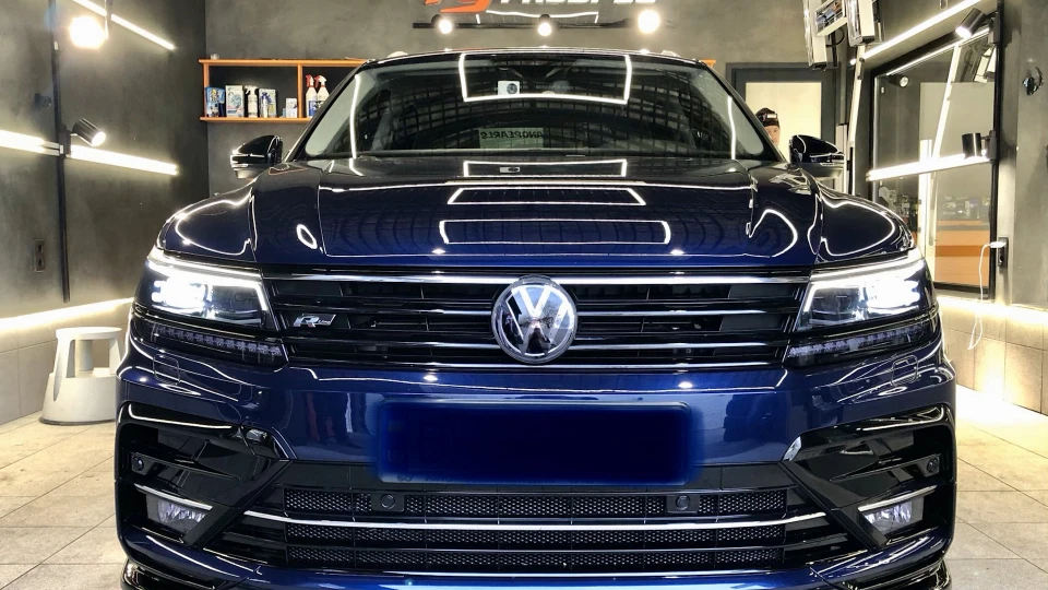 Volkswagen Tiguan Atlantic Blue R-Line 2