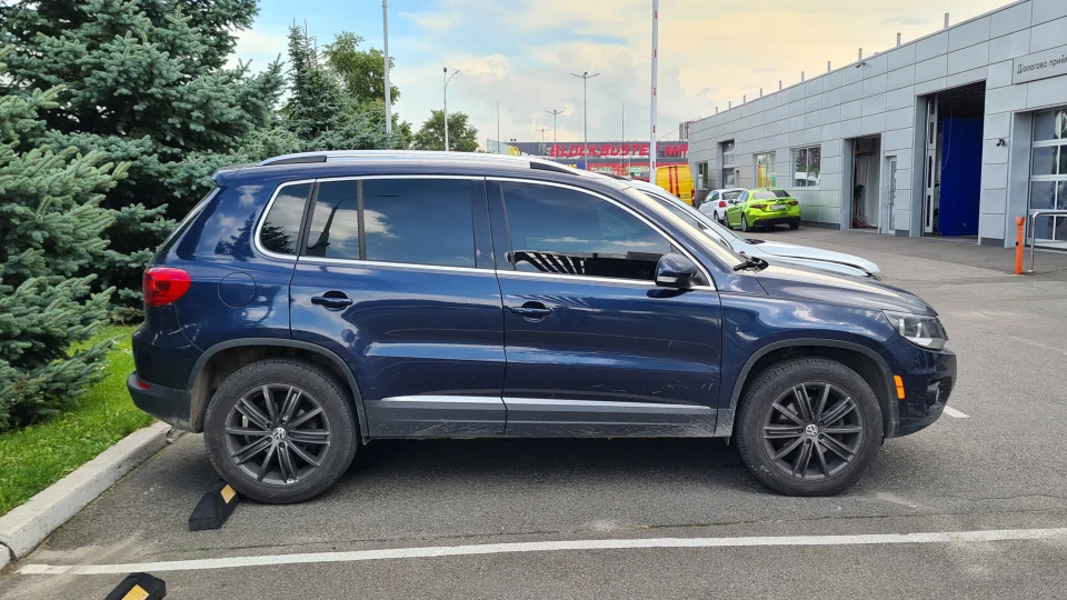Volkswagen Tiguan синя 2