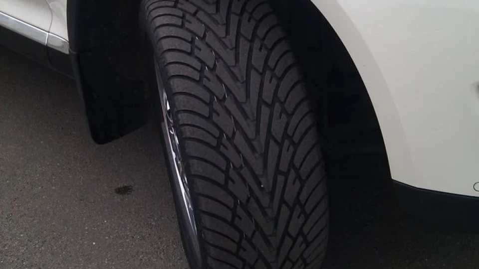 Volkswagen Touareg білий карапуз