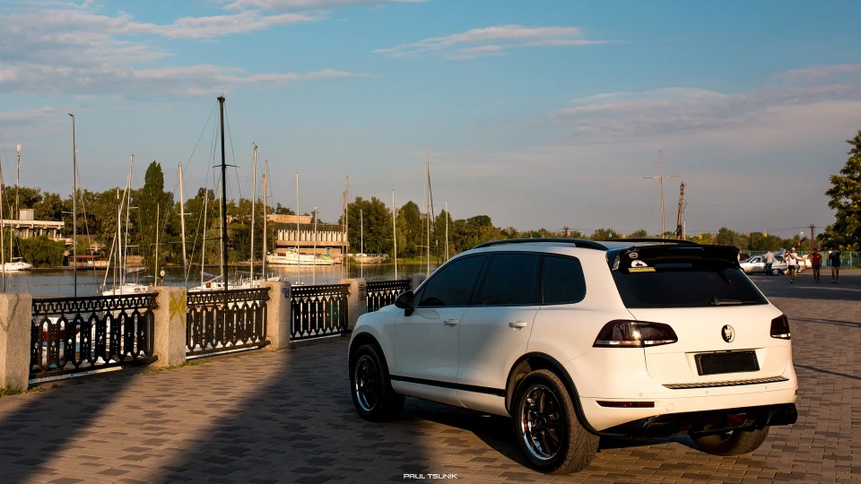 Volkswagen Touareg Білий Ураган