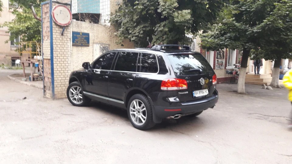Volkswagen Touareg Black_BegeMot 2