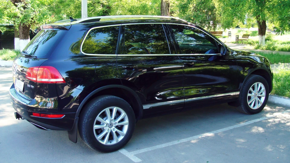 Volkswagen Touareg Black on Black 2