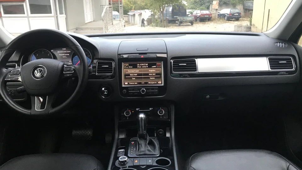 Volkswagen Touareg Чорний камаз 2