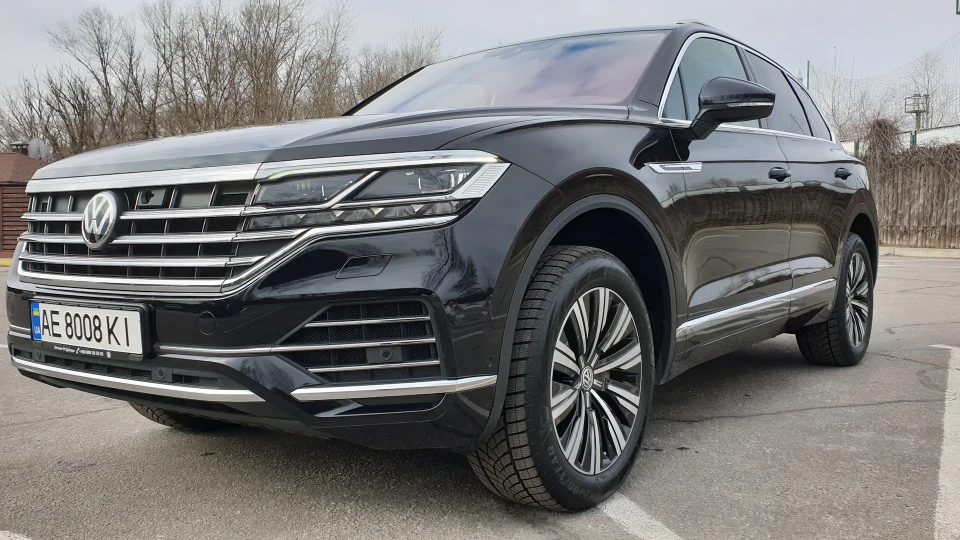 Volkswagen Touareg Чорний ) 2