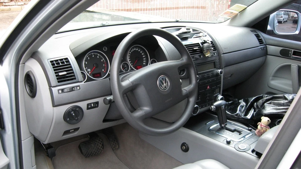 Volkswagen Touareg Сіра Мишулька 2