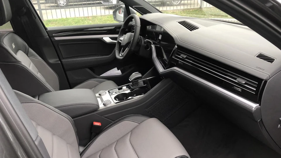 Volkswagen Touareg Сірий V8 2