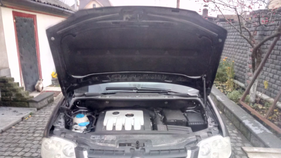 Volkswagen Touran Чорний УРАН 2