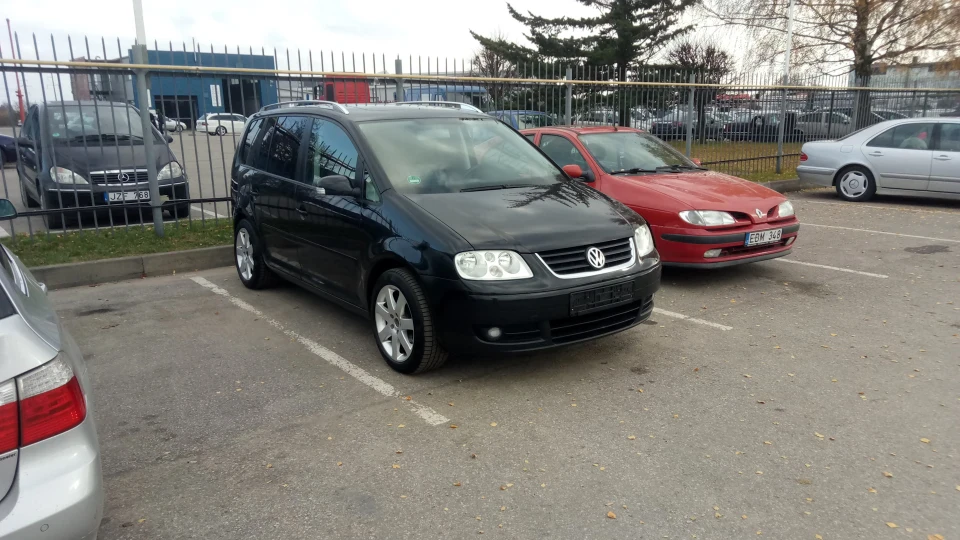 Volkswagen Touran Чорний УРАН 4