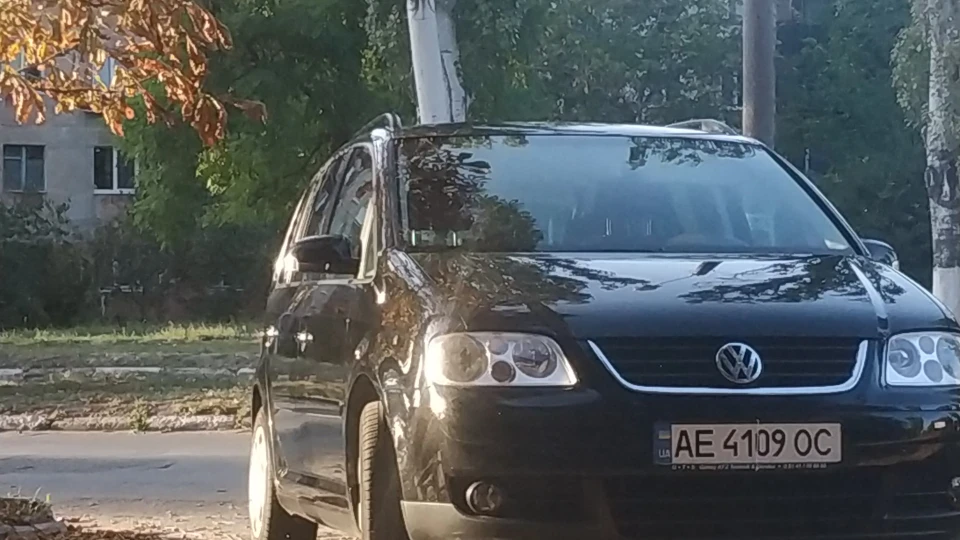 Volkswagen Touran Чорне пташеня