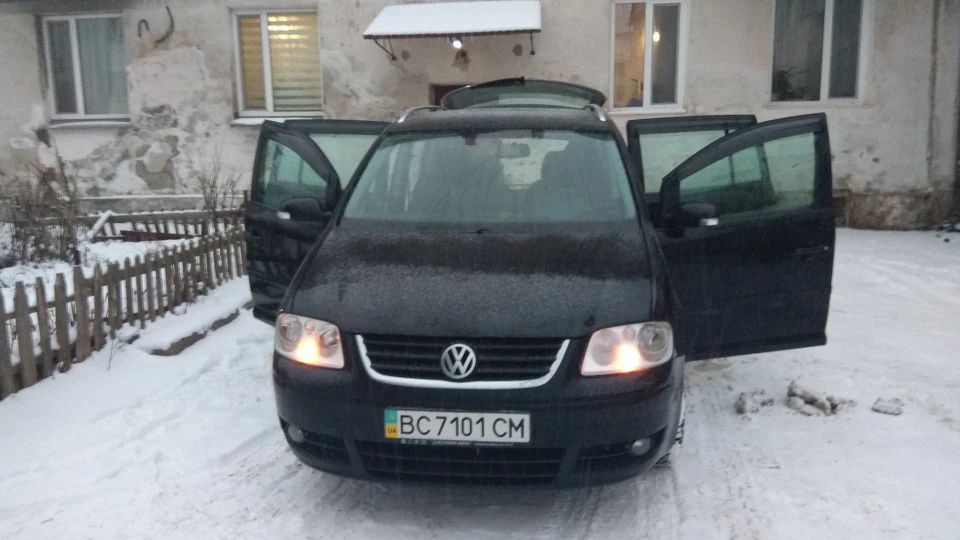 Volkswagen Touran Чорний металік 1.6 FSI 2