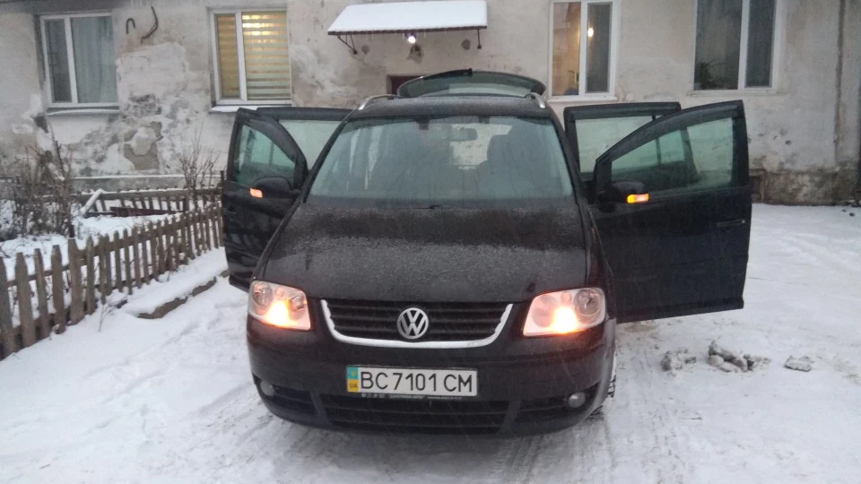 Volkswagen Touran Чорний металік 1.6 FSI 3