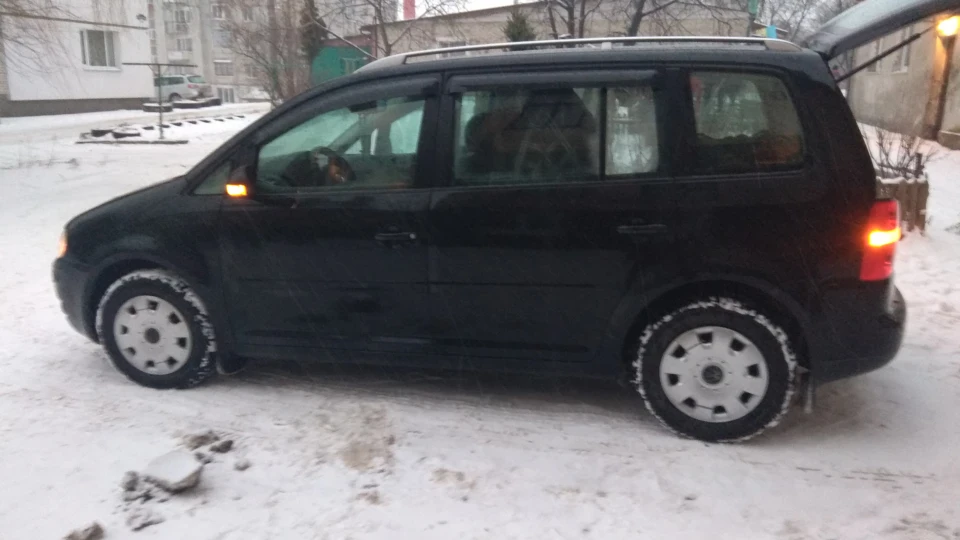 Volkswagen Touran Чорний металік 1.6 FSI 4