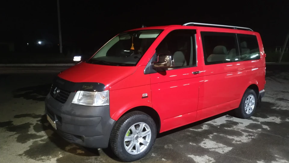 Volkswagen Transporter 2.5 турбо червоного кольору