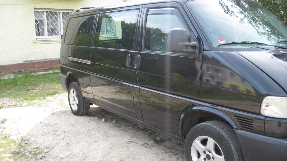 Volkswagen Transporter чорний металік 2