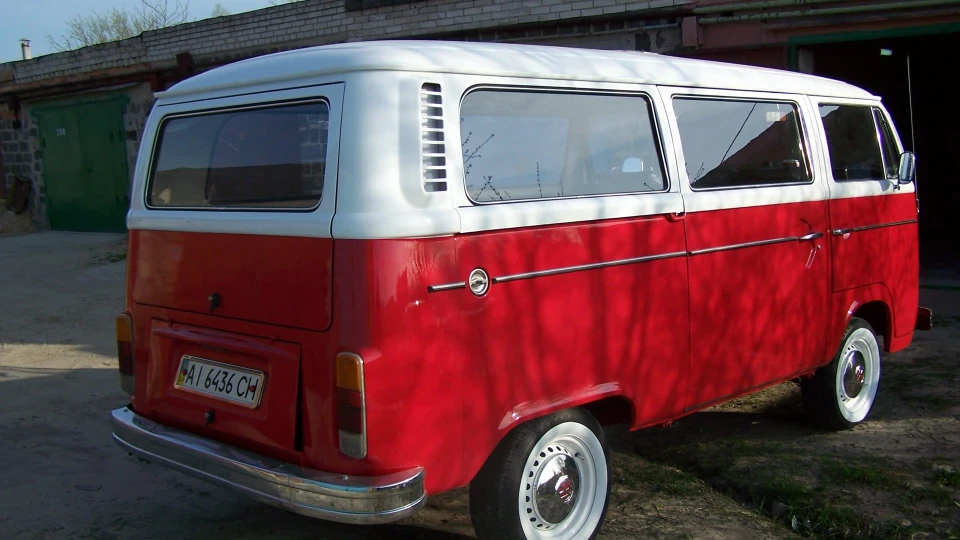 Volkswagen Transporter червоно-білий 2
