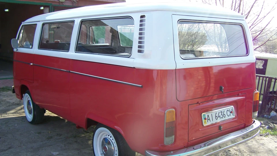 Volkswagen Transporter червоно-білий 3