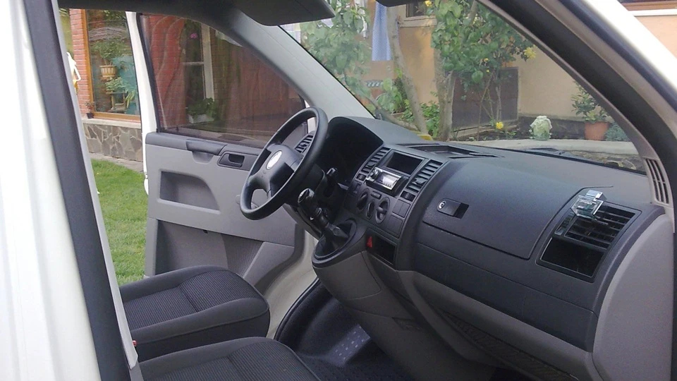 Volkswagen Transporter T5 1.9 TDI Long 2