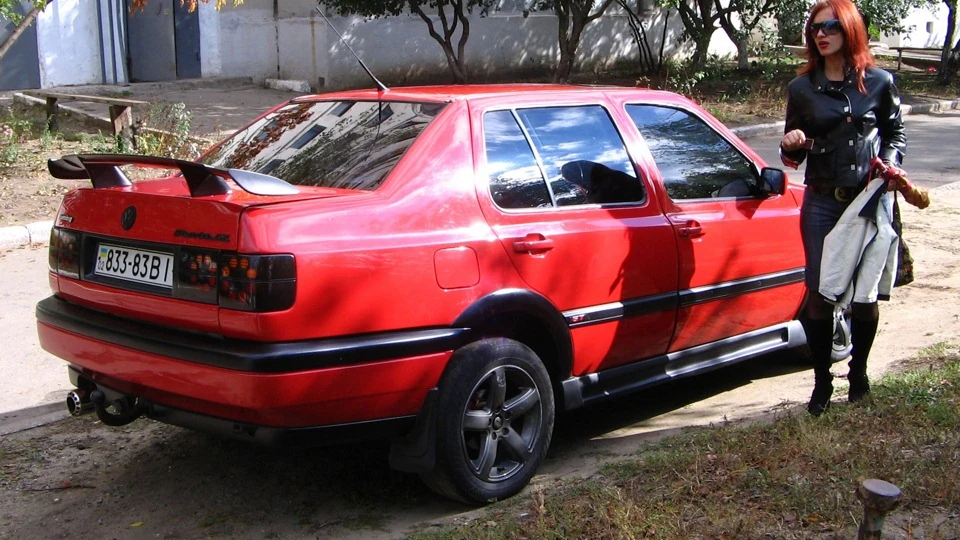 Volkswagen Vento Червоний 2,0I GTi 2