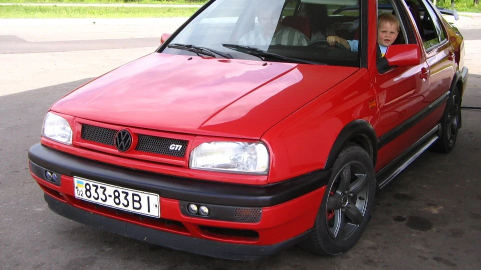 Volkswagen Vento Червоний 2,0I GTi 3
