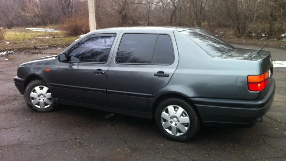 Volkswagen Vento мокрий асфальт