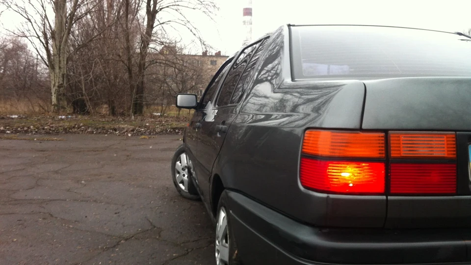 Volkswagen Vento мокрий асфальт 2
