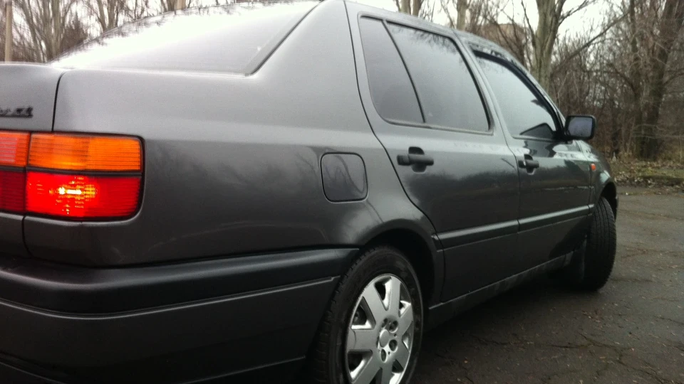 Volkswagen Vento мокрий асфальт 3