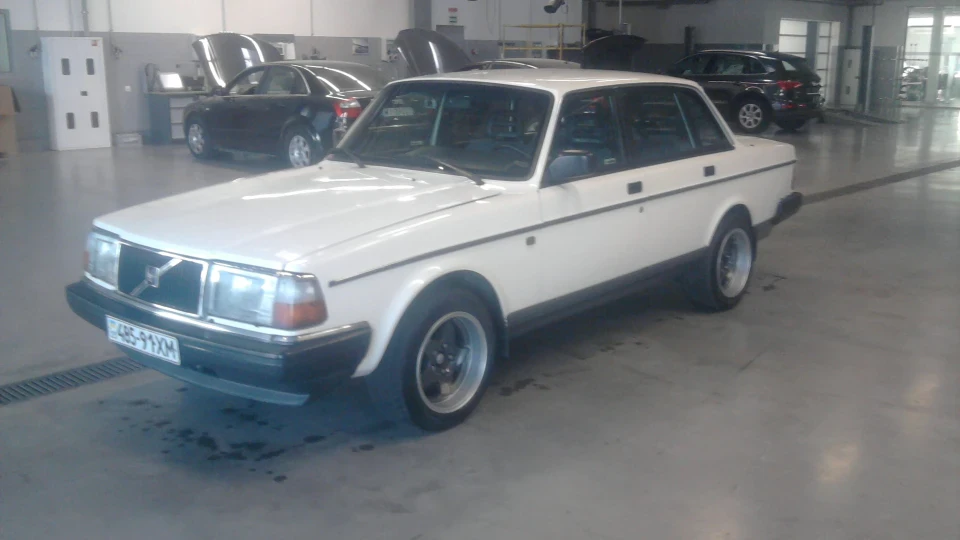 Volvo 240 4