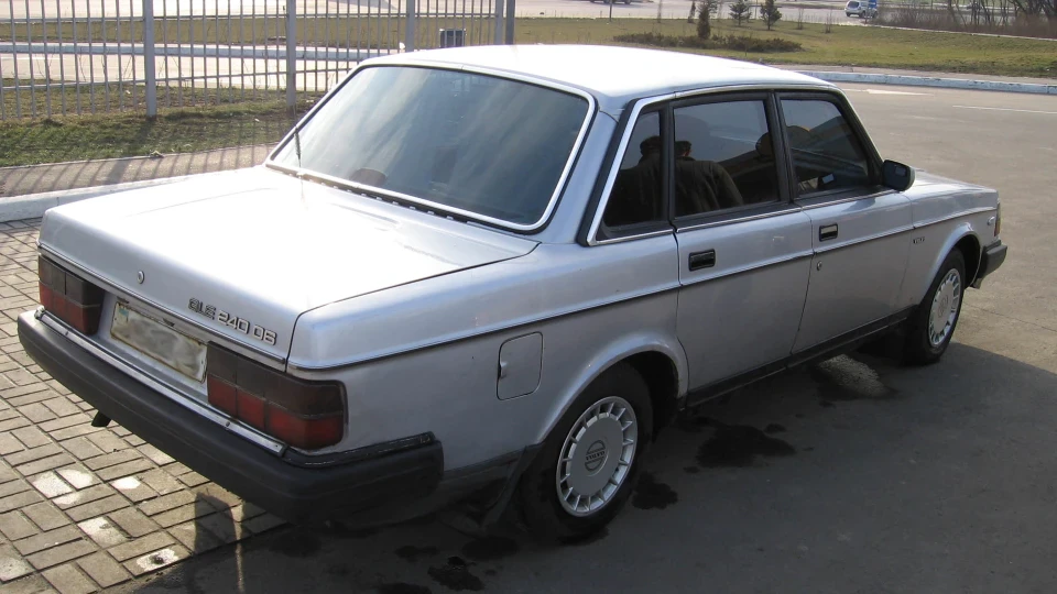 Volvo 240 GLE D6 шведський танк