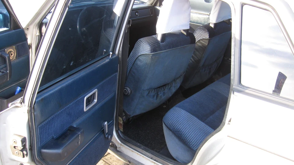 Volvo 240 GLE D6 шведський танк 3