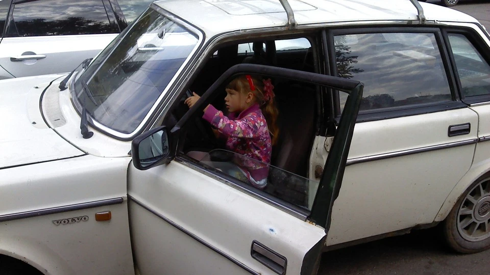 Volvo 240 white magic 2