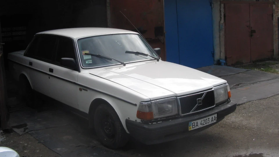 Volvo 244 DL 2
