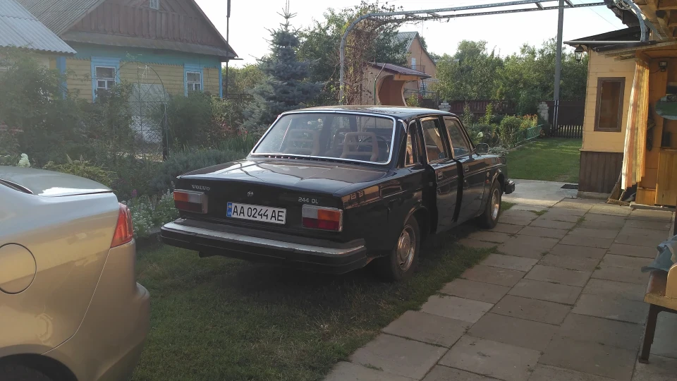 Volvo 244 DL 2