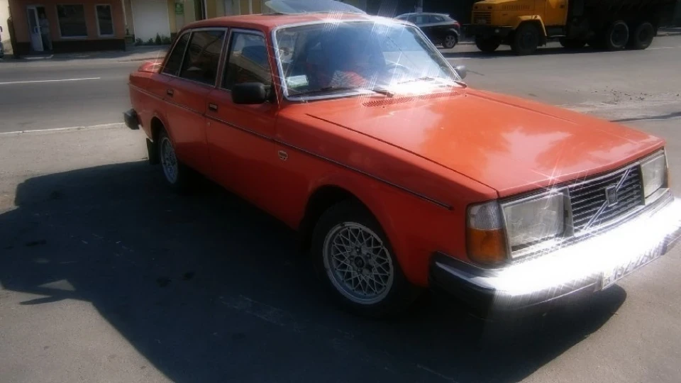 Volvo 244 Red General♂ 2