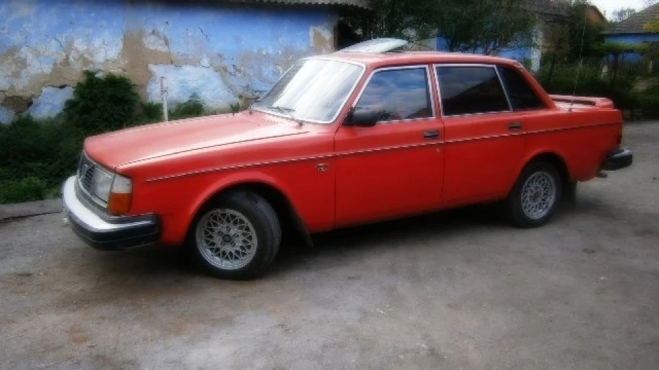 Volvo 244 Red General♂ 3