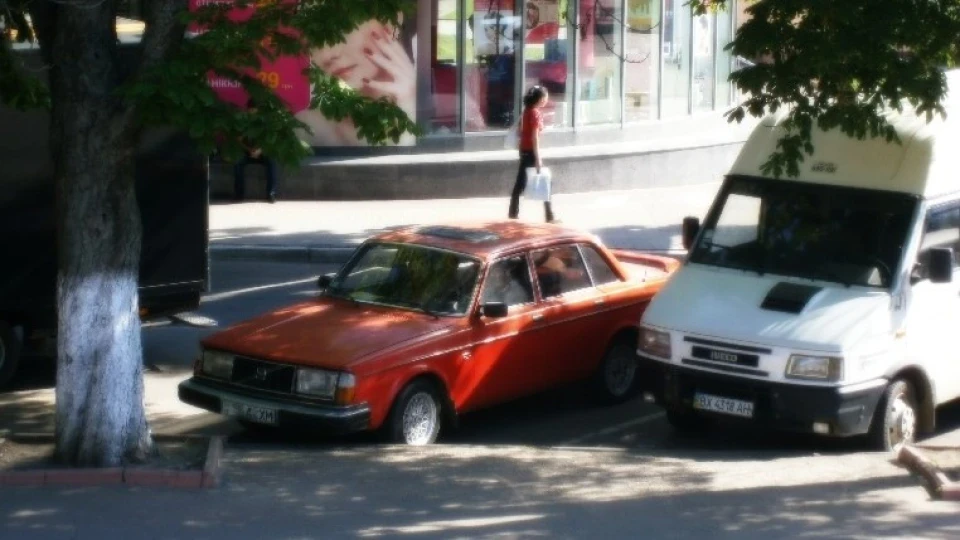 Volvo 244 Red General♂ 4