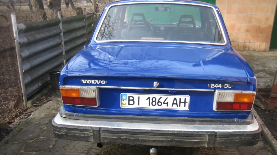 Volvo 244 синій танчик