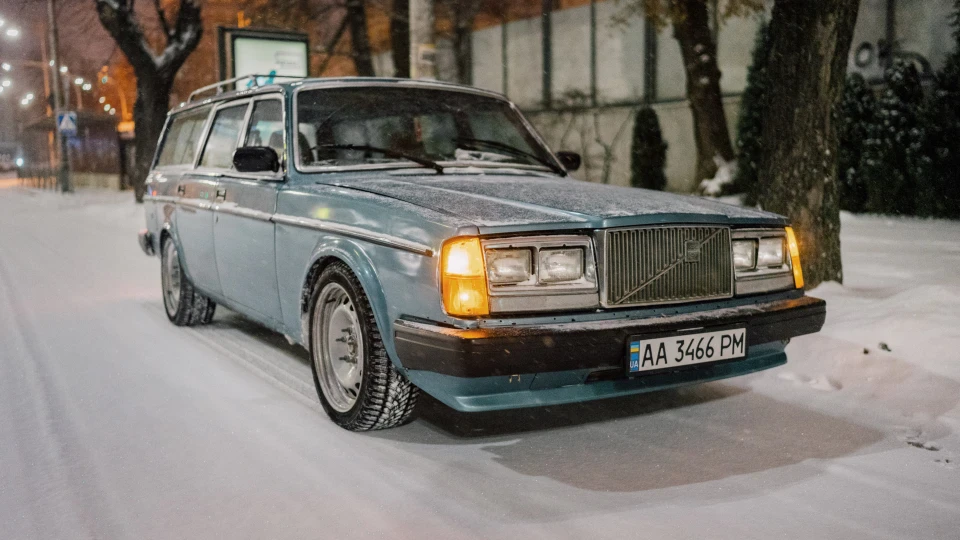 Volvo 245 Low poly wagon 4