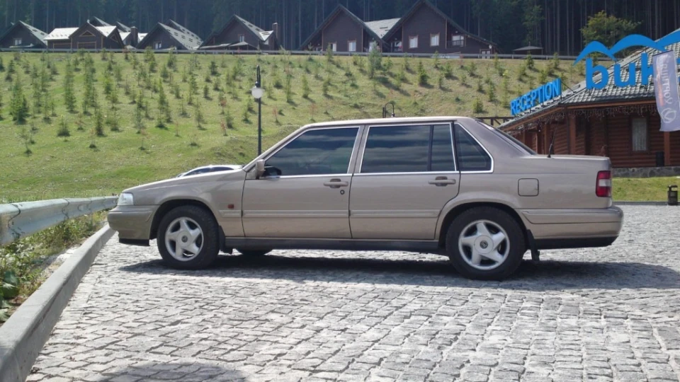 Volvo 960 Золотистий металік 4